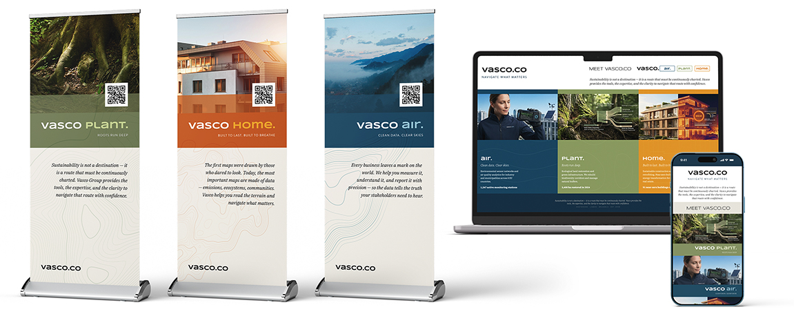 Roll-up Vasco obok wersji cyfrowej raportu na ekranie telefonu — ten sam system wizualny w druku i online.